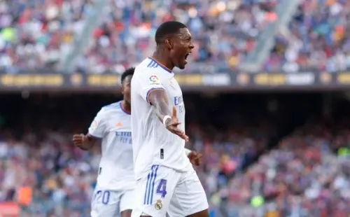 David Alaba abrió el marcador anotando su primer gol con el Real Madrid en su primer clásico. Foto: Getty Images