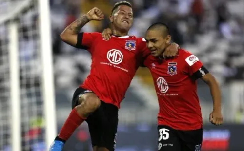 Joan Cruz con la camiseta roja de Colo Colo.