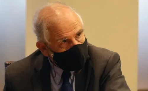 El senador Carlos Montes, durante la Comisión de Constitución del Senado, que analiza el proyecto que permite un cuarto retiro de fondos de pensiones, por la pandemia del Covid-19. FOTO: LEONARDO RUBILAR CHANDIA/AGENCIAUNO