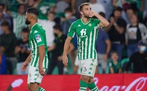 El Betis golea en La Liga y de momento alcanza la punta en España.