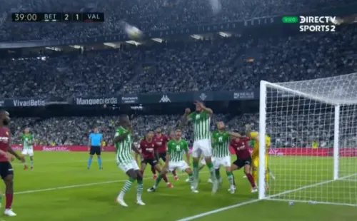 El error de Bravo en el descuento del Valencia contra Real Betis.