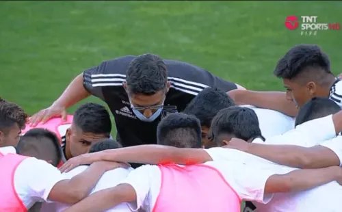 La arenga previa del plantel de Colo Colo, repleto de jóvenes y niños por urgencia frente a Audax Italiano.