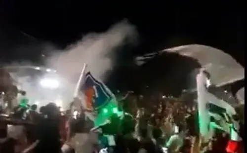 La fanaticada del Cacique recibió con bombos y platillos a los juveniles del Cacique.