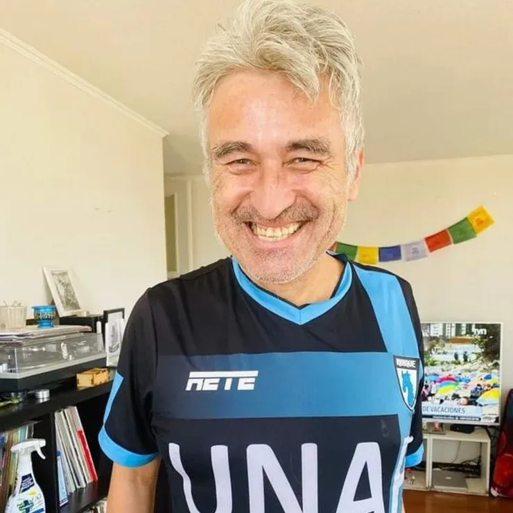 El líder de Los Prisioneros también posa con la imagen de Deportes Iquique