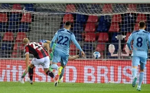 Gary Medel fue clave para el triunfo del Bologna, asistiendo en el primer gol con un tremendo pase. Foto: Getty Images