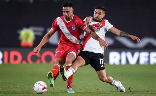 Paulo Díaz había vuelto a las canchas en el partido pasado ante Argentinos Juniors, pero volvió a presentar molestias. Ahora arriesga perderse las eliminatorias con Chile. Foto: Getty Images