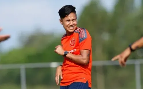 Fernanda Pinilla ya suma entrenamientos junto a sus compañera en Paraguay. Foto: Prensa U. de Chile