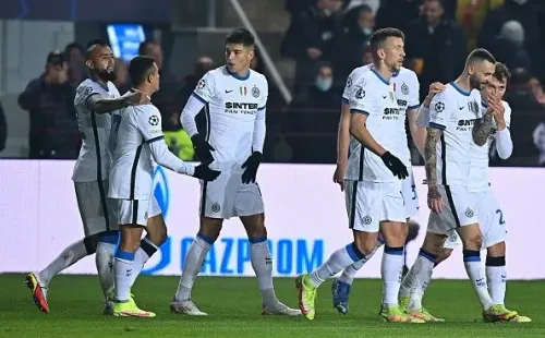 Arturo Vidal felicita a Alexis Sánchez por su golazo en la Champions League.