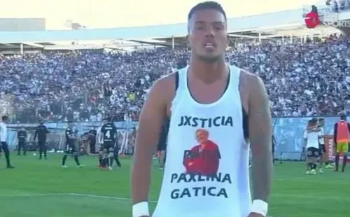 Parraguez recibió amarilla por alzar la voz contra el femicidio.