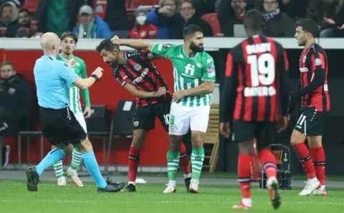 El duelo entre Bayer y Betis terminó con incidente y expulsados.