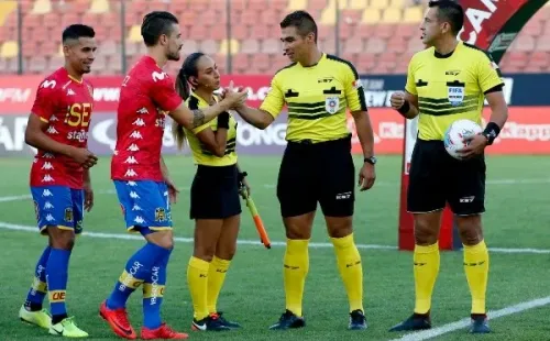 Cindy Nahuelcoy hizo historia al ser la primera mujer que participa en una terna arbitral en Primera División masculina (Agencia Uno)