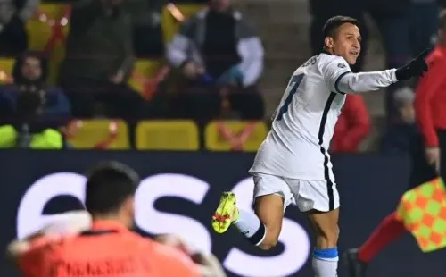 Alexis marcó el tercero del Inter contra Sheriff: Vidal celebra a su socio.
