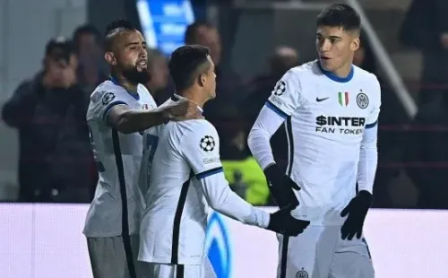 TIRASPOL, MOLDOVA - NOVEMBER 03: Alexis Sanchez of FC Internazionale celebrates with team-mates after scoring the goal during the UEFA Champions League group D match between FC Sheriff and Inter at Sheriff Sports Complex on November 03, 2021 in Tiraspol, Moldova. (Photo by Mattia Ozbot - Inter/Inter via Getty Images)