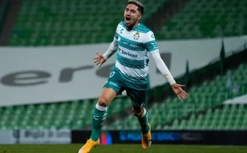 Valdés anotó dos goles para darle el triunfo a Santos ante los Universitarios.