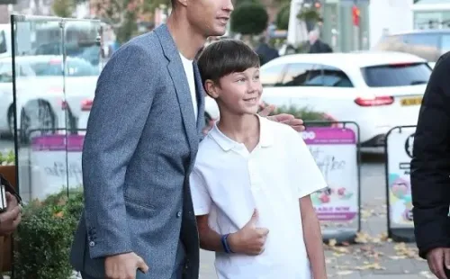 CR7 posó con los fanáticos tras el almuerzo de camaradería con el plantel del United.