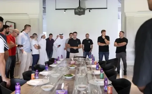 Xavi Hernández tuvo su último encuentro con el plantel y directiva del Al Sadd antes de viajar a España para sellar su regreso al Barcelona, ahora como técnico. Foto: Al Sadd