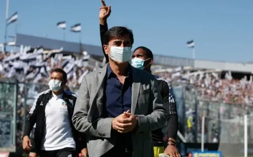 Gustavo Quinteros criticó las medidas sanitarias contra Colo Colo y aseguró que a otros equipos no les han hecho lo mismo. Foto: Agencia Uno