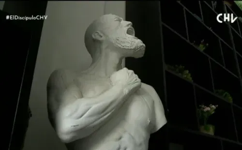La imagen que se pudo ver en Chilevisión de la escultura griega de Arturo Vidal