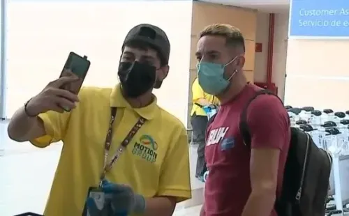 Mauricio Isla no tuvo problemas para tomarse fotos con los hinchas en el aeropuerto pero con la mascarilla bien puesta