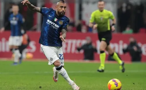 Arturo Vidal con el Inter de Milán en el clásico contra el AC Milan.