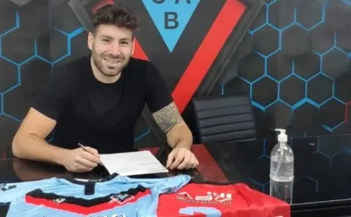 Mateo Acosta reserva pasajes a O’Higgins o San Felipe.