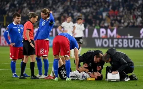 Leon Goretzka recibió una tremenda patada que por poco lo obliga a salir de la cancha. Foto: Getty Images
