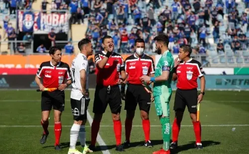 Colo Colo puede ser vital para que la U evite el descenso. Eso sí, una ayuda de los Albos no será suficiente y los Azules deben recuperar terreno en la tabla. Foto: Agencia Uno