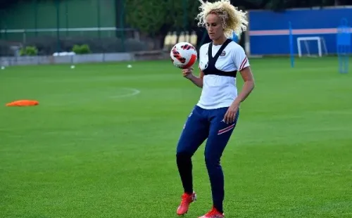 Kheira Hamraoui fue atacada por dos hombres presuntamente contratados por su compañera de equipo.