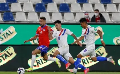 Mauricio Isla no estará presente en el duelo ante Paraguay y deja a la Roja sin una de sus figuras. Foto: Agencia Uno