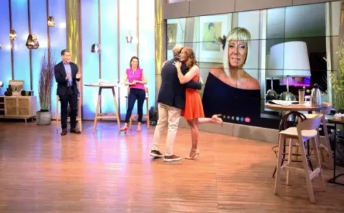 Martín Cárcamo entrando al set del matinal Bienvenidos.