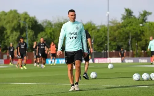 Lionel Scaloni realizó un llamado a Messi cuando todavía estaba en Francia donde la “Pulga” le dio que jugaría los dos partidos