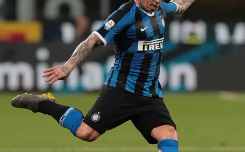 Nainggolan vistiendo la camiseta del Inter de Milán por la Serie A