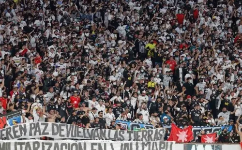 Los lienzos contra la militarización del Wallmapu acompañaron a los hinchas de Colo Colo ante Melipilla. Foto: Agencia Uno