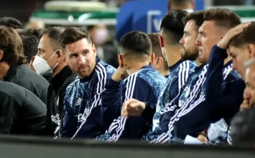 Messi en la banca de suplentes donde lo cuidaron para poder tenerlo ante Brasil