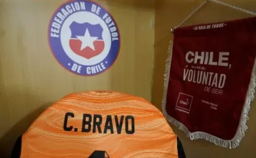 La camiseta y banderín de Claudio Bravo frente a Paraguay. (Foto: LaRoja)