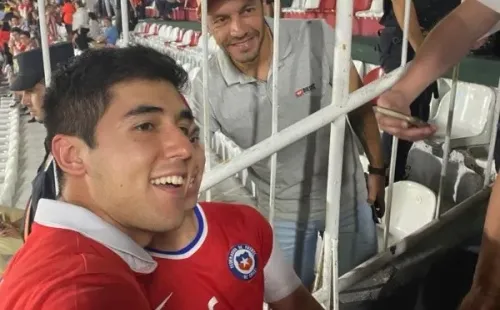 Marcelo Díaz compartió con algunos hinchas en el estadio Defensores del Chaco mientras apoyan a la selección chilena. Foto: Cristopher Antúnez.