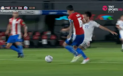 La falta de Brereton contra Paraguay que le cuesta la amarilla y suspensión.