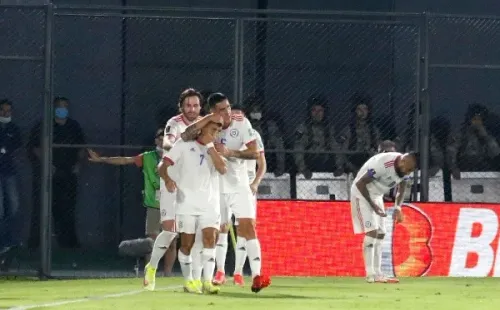 Alexis Sánchez sacó el celular en el camarín tras la victoria de Chile ante Paraguay. (Foto: Getty Images)