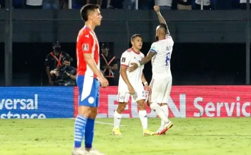 Vidal celebra junto a Alexis el gol de la Roja frente a Paraguay.