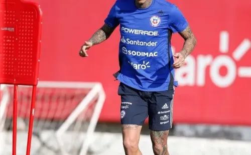 El cuerpo médico y técnico de la Roja evaluaron en cancha la situación de Erick Pulgar. Foto: ANFP