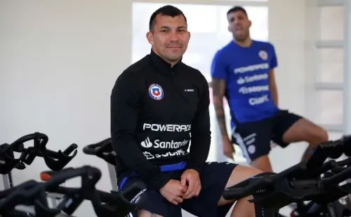 Gary Medel participa junto a sus compañeros en el trabajo regenerativo. Foto: ANFP