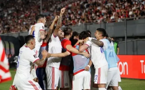 Eugenio Mena celebró el gran resultado en Paraguay. (Foto: @LaRoja)