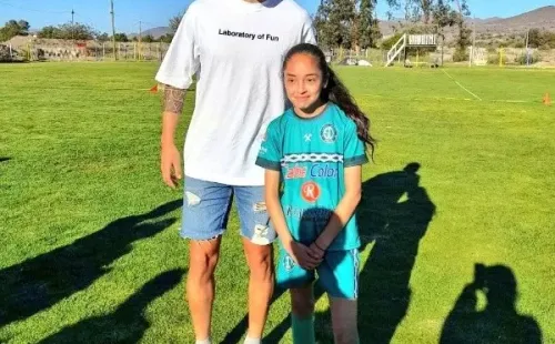 Enzo Roco no tuvo problemas para compartir con los niños de Ovalle