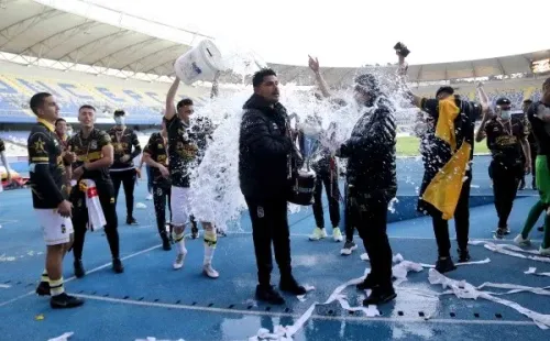 Mojados mientras se fotografiaban con la copa terminó la dupla técnica de Coquimbo Unido