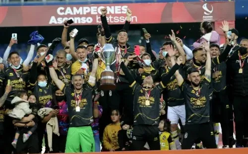 Carlos Carmona festejó como un niño el título de Coquimbo Unido que les da el ascenso a la Primera División. Foto: Agencia Uno