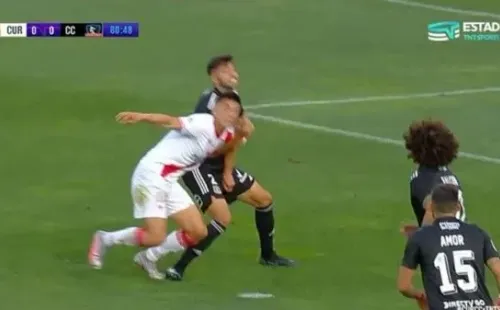 La infracción de Rojas sobre Fritz no fue pitada por Tobar.