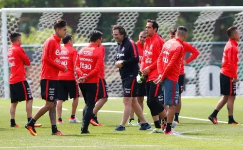 Juan Antonio Pizzi tuvo una fuerte pelea con el plantel de la Roja, según reveló Johnny Herrera. Foto: Agencia Uno