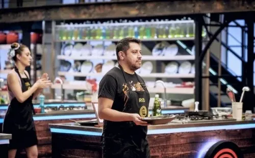 Rodrigo Herrera camino a su evaluación en Masterchef Celebrity.