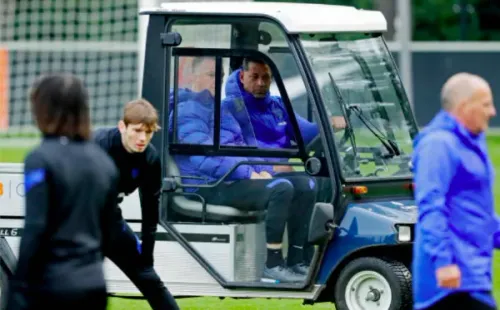 Louis Van Gaal dirigiendo la práctica de Países Bajos desde carrito de golf