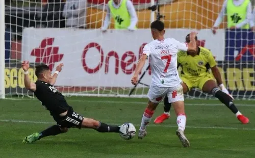Colo Colo se salvó con los justo ante Curicó Unido y empató con la UC en el liderato. Foto: Agencia Uno